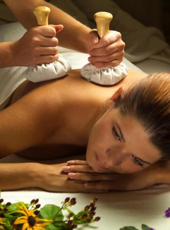 Massage aux pochons aromatiques 1